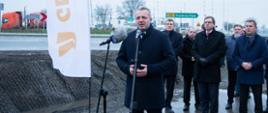 Wojewoda podczas otwarcia nowego ronda w Kobylnikach