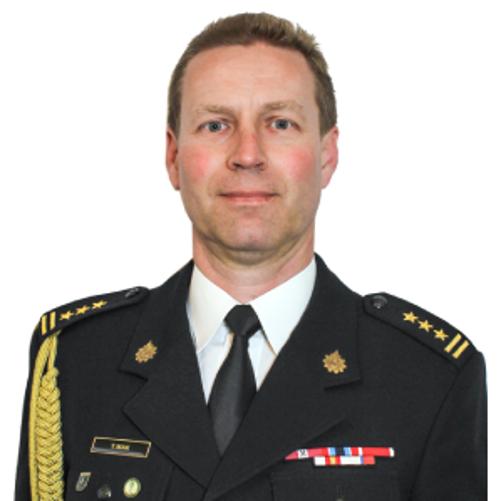 Komendant powiatowy starszy brygadier Tomasz Mak w mundurze galowym.