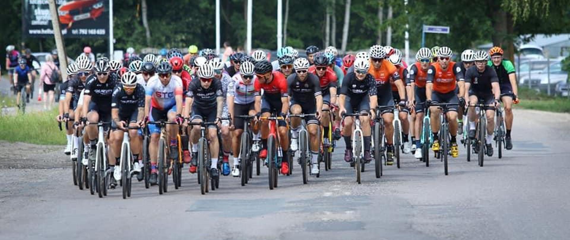 Zawodnicy na trasie maratonu