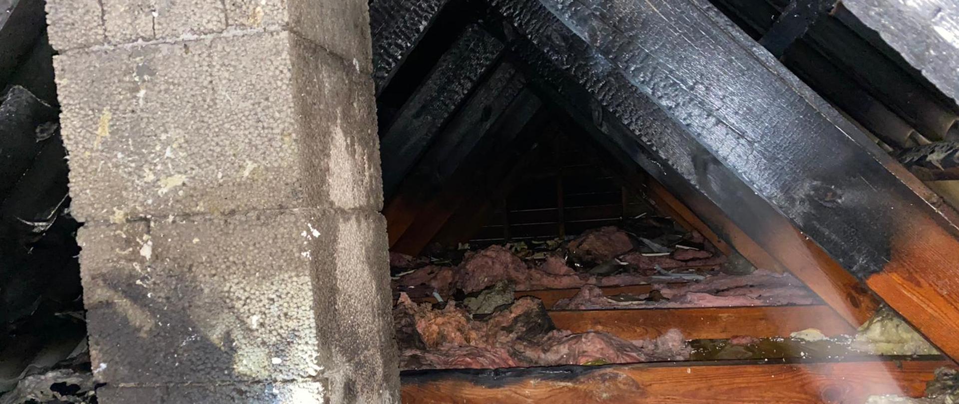 Nadpalone drewniane elementy konstrukcji nośnej dachu