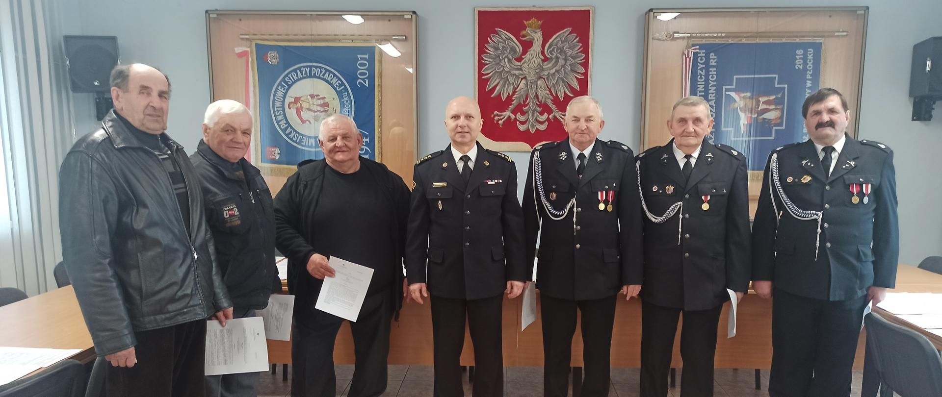 Na zdjęciu druhowie z powiatu płockiego którzy odebrali decyzje o przyznaniu świadczenia ratowniczego.