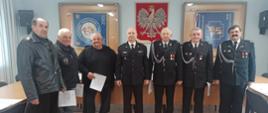 Na zdjęciu komendant miejski PSP w Płocku z druhami, którzy jako pierwsi otrzymali decyzję o przyznaniu świadczenia ratowniczego.