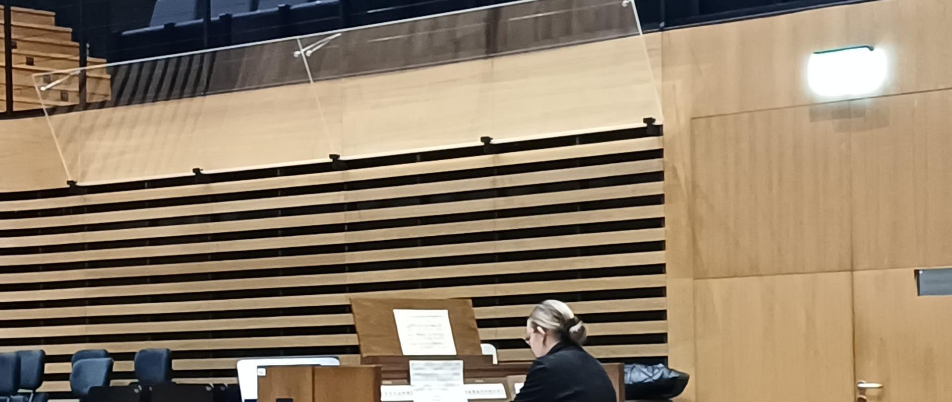 Dziewczyna gra na organach.