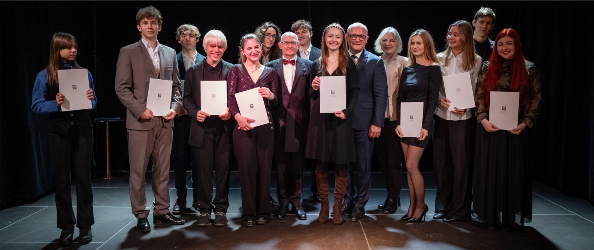 Zdjęcie przedstawia stypendystów miasta Szczecina - uczniów ZPSM