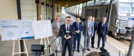 Minister infrastruktury Dariusz Klimczak podczas konferencji dotyczącej korzystnych zmian komunikacyjnych w woj. łódzkim