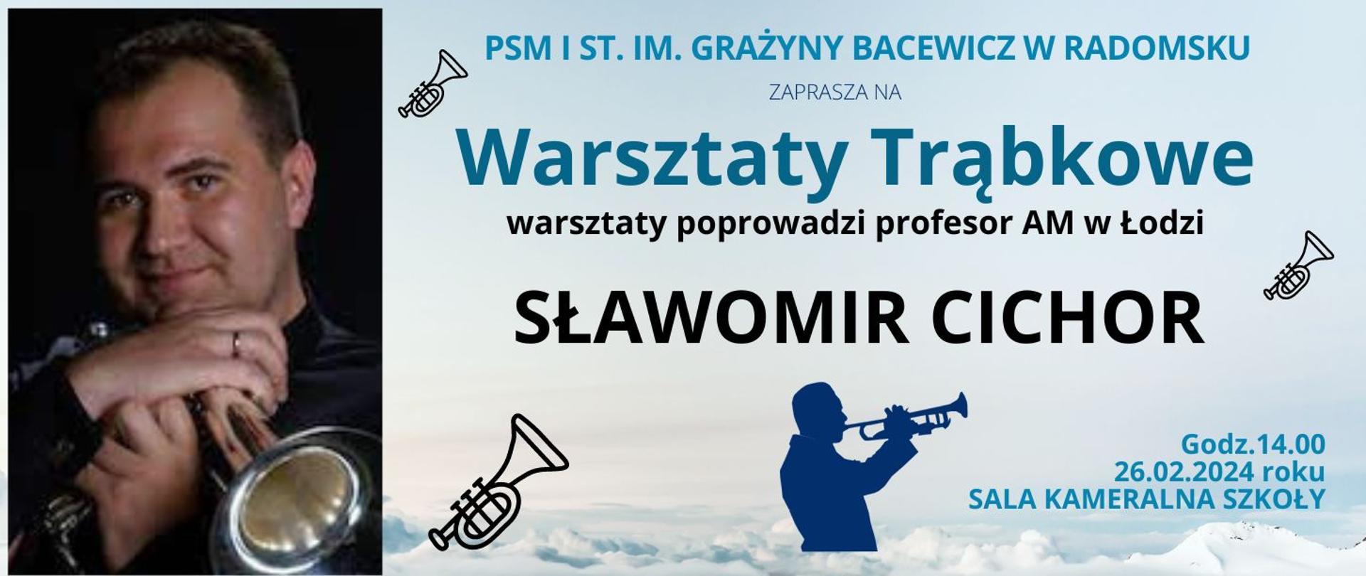 Na błękitnym tle znajdują się napisy informacyjne w kolorze czarnym oraz niebieskim, zdjęcia profesora prowadzącego warsztaty oraz grafiki trąbek w kolorze czarnym i grającego trębacza w kolorze niebieskim.
