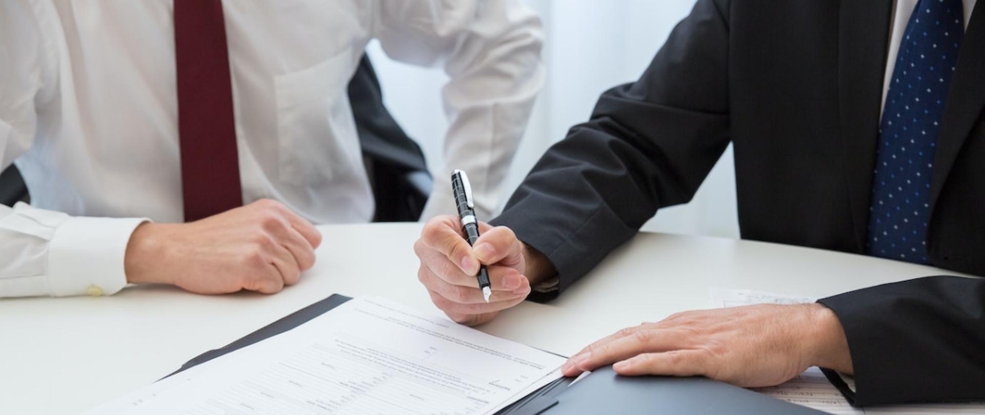 (Zdjęcie dodane przez Kampus Production: https://www.pexels.com/pl-pl/zdjecie/rece-biuro-dlugopis-stol-8428076/)