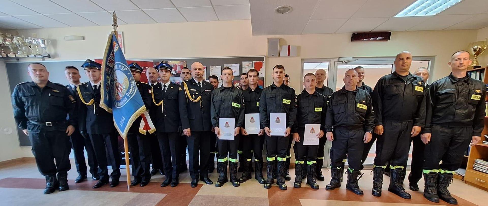 Ślubowanie nowo przyjętego funkcjonariusza PSP​ 