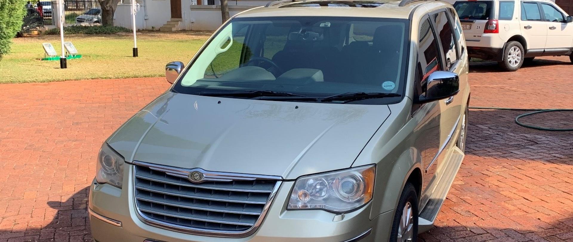 Ambasada RP w Pretorii ogłasza przetarg na sprzedaż samochodu Chrysler Voyager