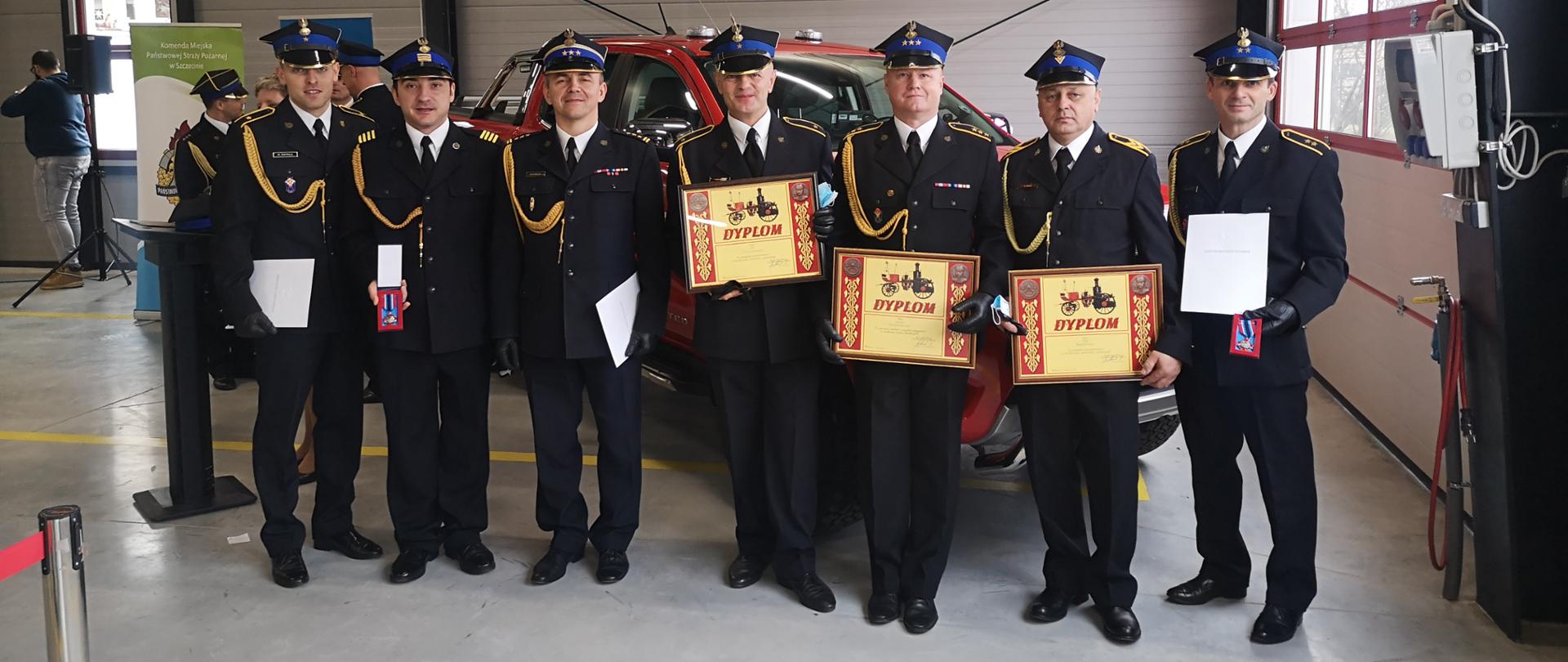 Awansowani i odznaczeni funkcjonariusze z KP PSP w Drawsku Pom.