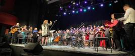 Pani Katarzyna Mąka-Żelazko dyryguje chór Concerto Glacensis w Kłodzkim Ośrodku Kultury w Kłodzku podczas uroczystości obchodów Międzynarodowego Dnia Muzyki