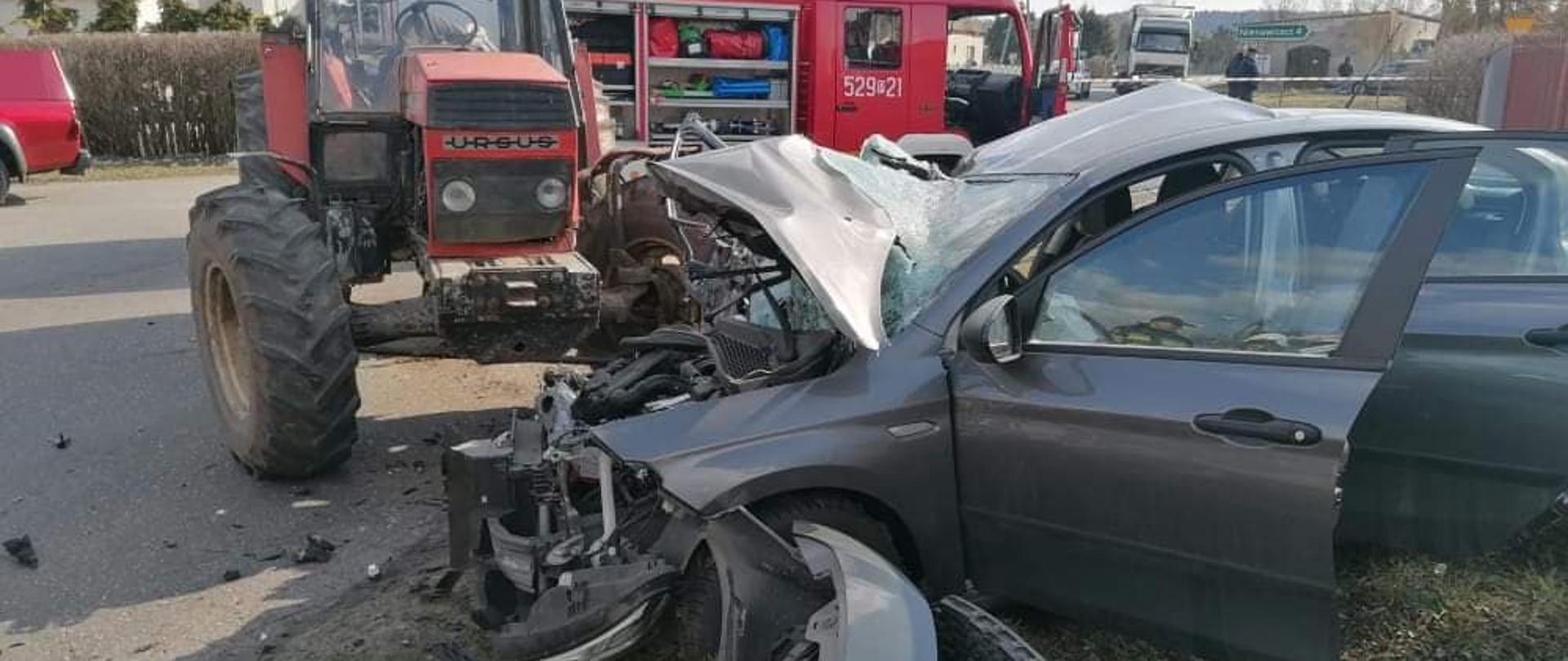 Wypadek samochodu osobowego oraz ciągnika rolniczego w Studzieńcu