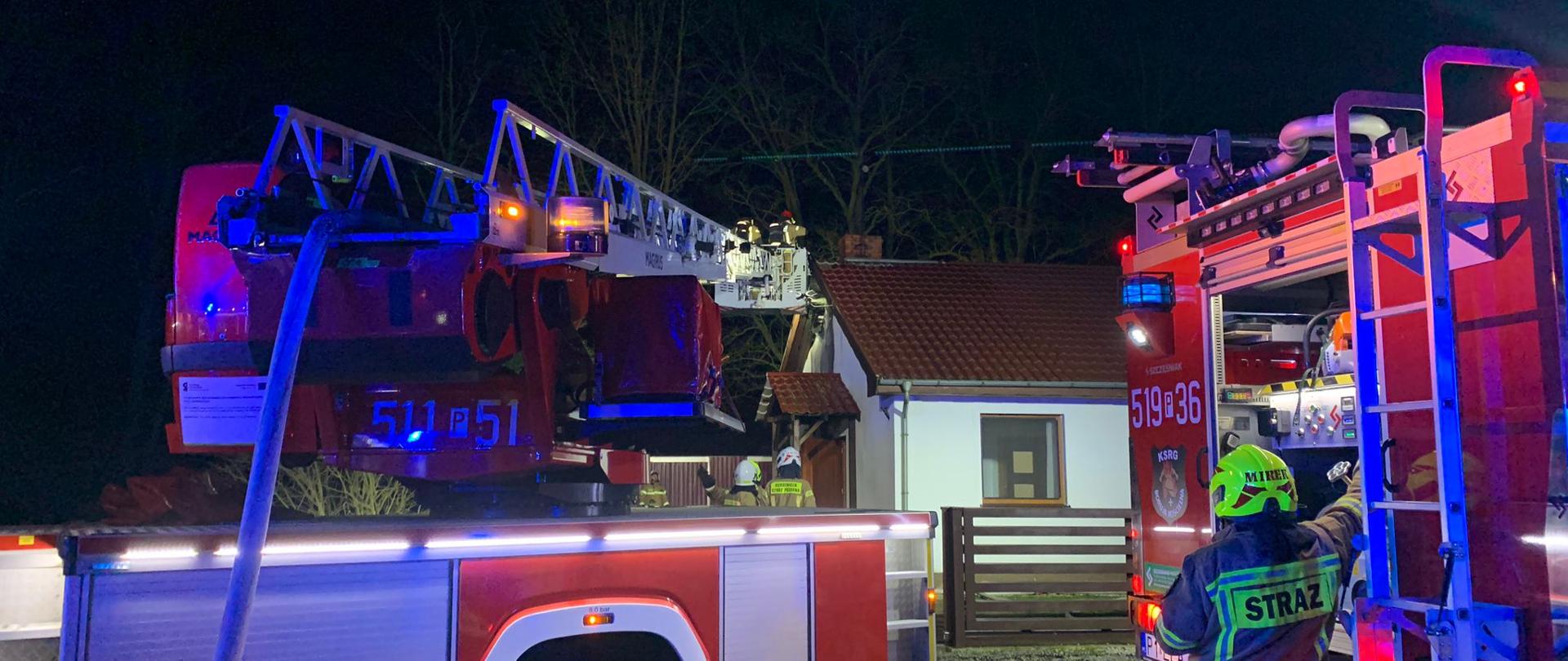 Działania strażaków z drabiny mechanicznej