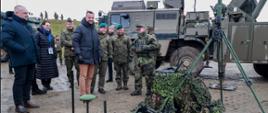 poligon, na palcu przy sprzęcie wojskowym stoją żołnierze, minister obrony narodowej i wojewoda pomorska
