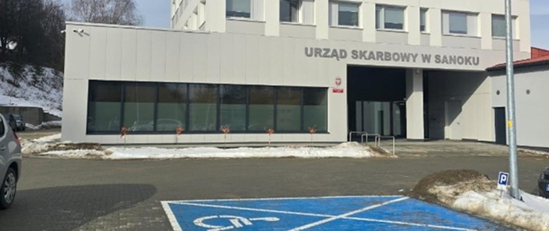 Budynek Urzędu w Sanoku. Przed budynkiem parking dla osób z niepełnosprawnością. 