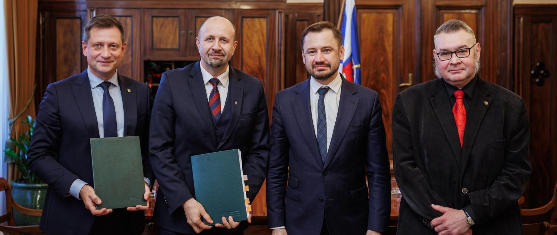 Grupowe zdjęcie, od lewej: Piotr Ziętara, prezes zarządu WMK, Robert Gajda, zastępca prezesa zarządu NFOŚiGW, Aleksander Miszalski, prezydent Krakowa, Paweł Senderek, zastępca prezesa zarządu WMK. 