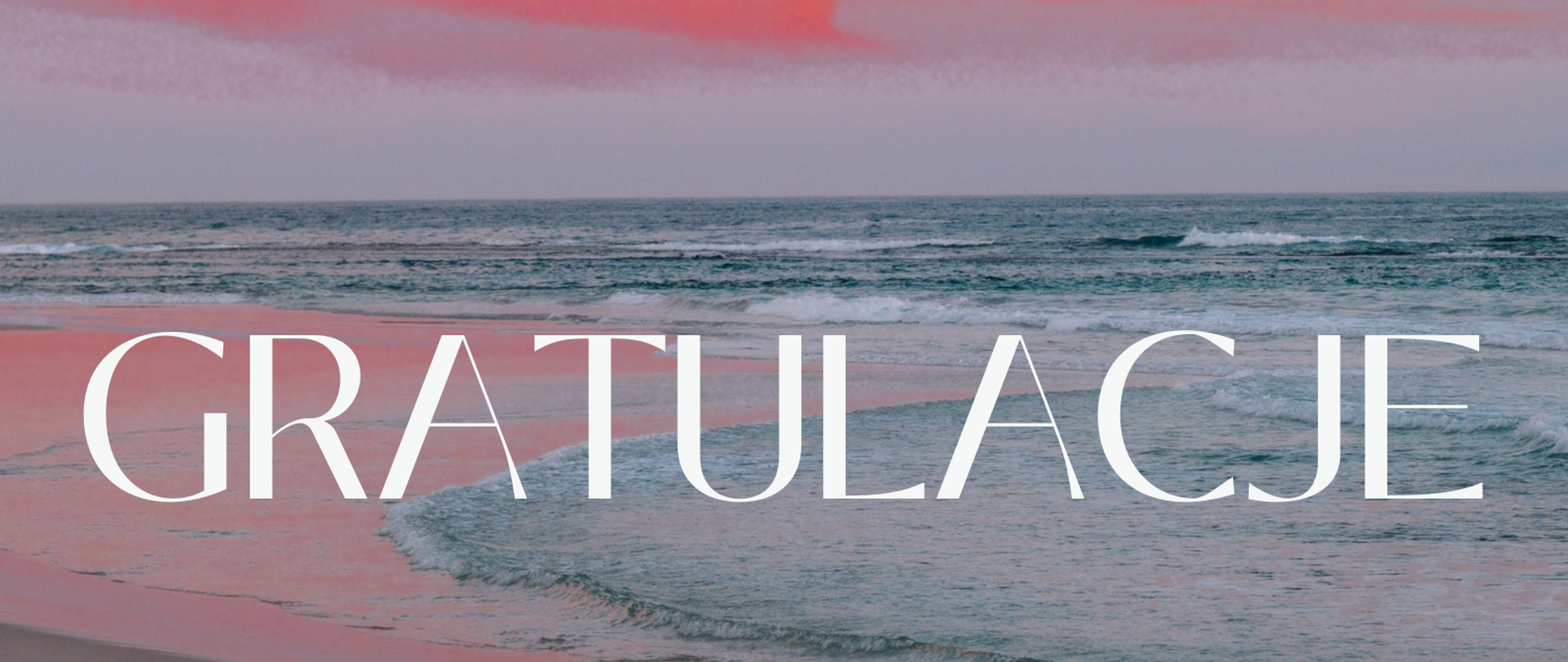 zdjęcie przedstawia morze podczas zachodu słońca. Niebo mieni się barwami czerwieni, pomarańczu, błękitu. Te same barwy odbijają się na plaży. W dolnej części przesłanie zdjęcia. Chodzi o złożenie gratulacji.