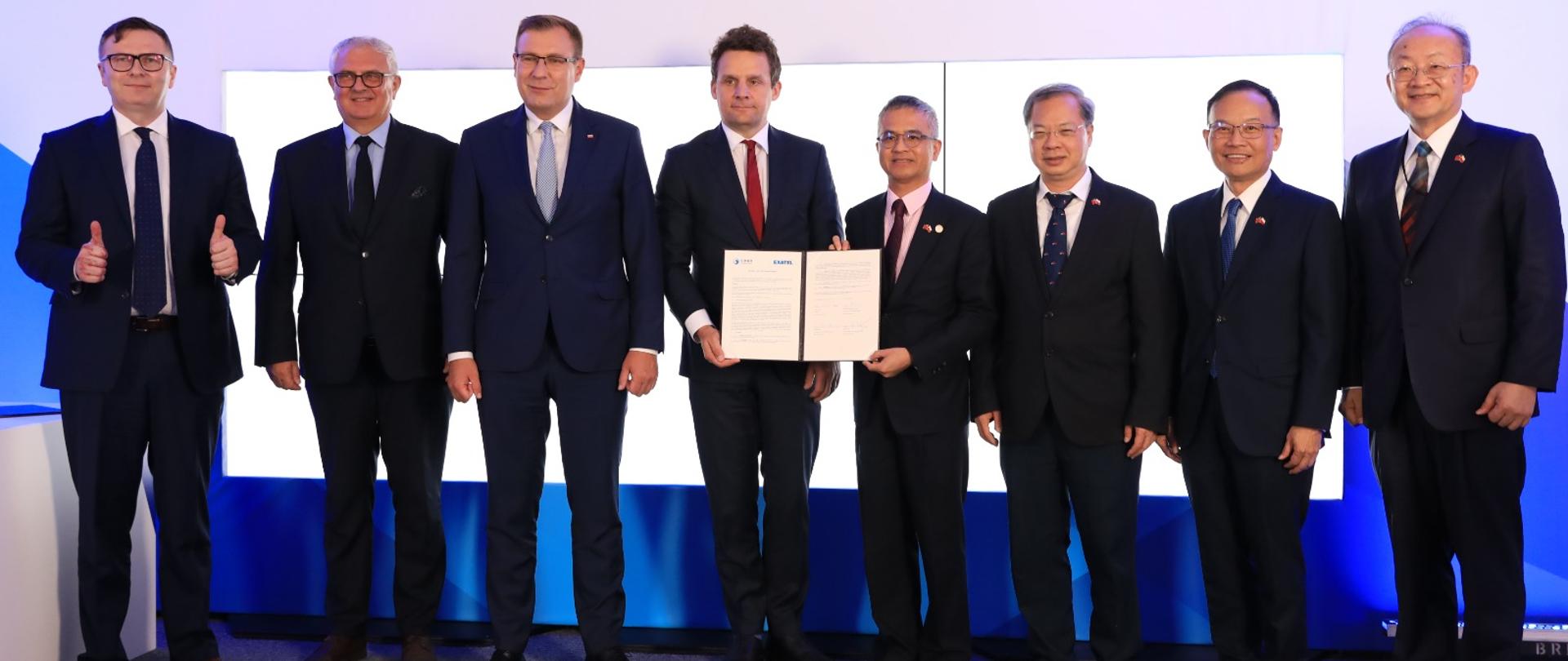 Grzegorz Piechowiak wiceminister rozwoju i technologii podczas ceremonii podpisania porozumienia o współpracy między Exatel S.A., a tajwańskim przedsiębiorstwem telekomunikacyjnym Chunghwa Telecom Company. 