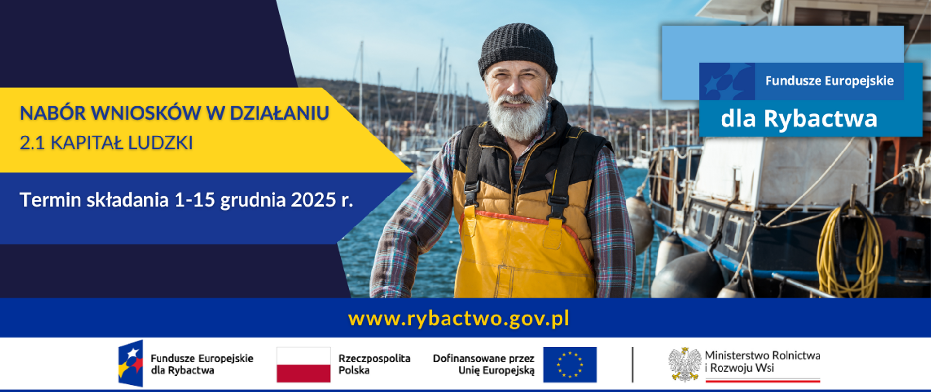 rybak stojący na tle zacumowanego kutra