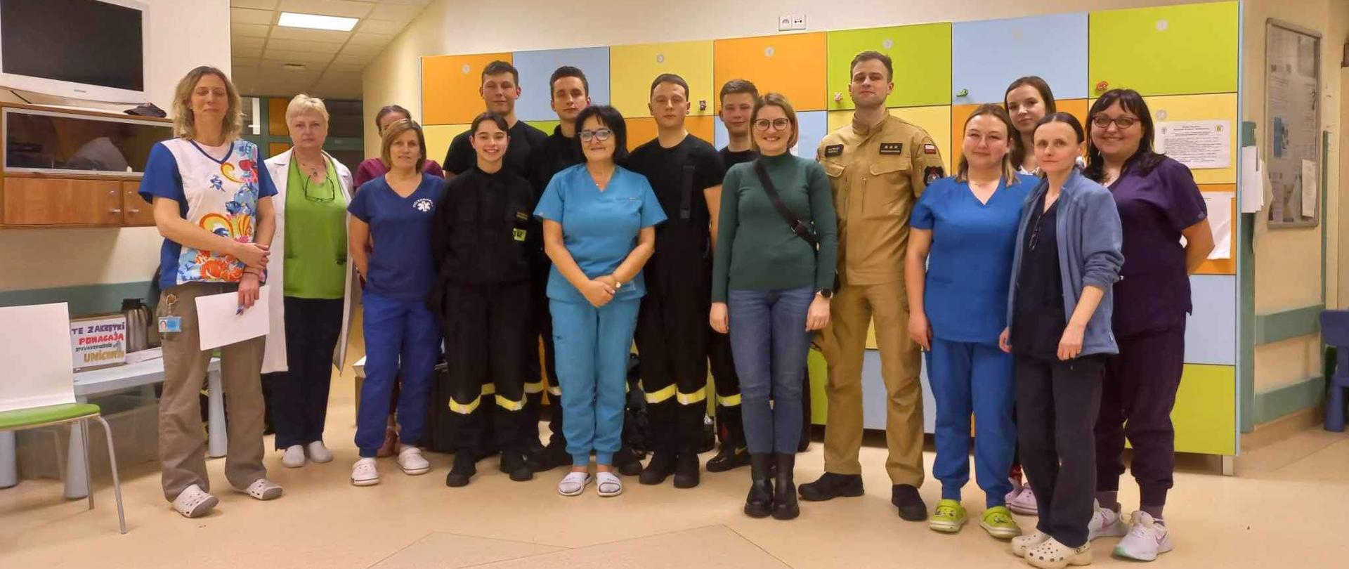 Kadra Szpitala oraz strażacy na pamiątkowym zdjęciu. 