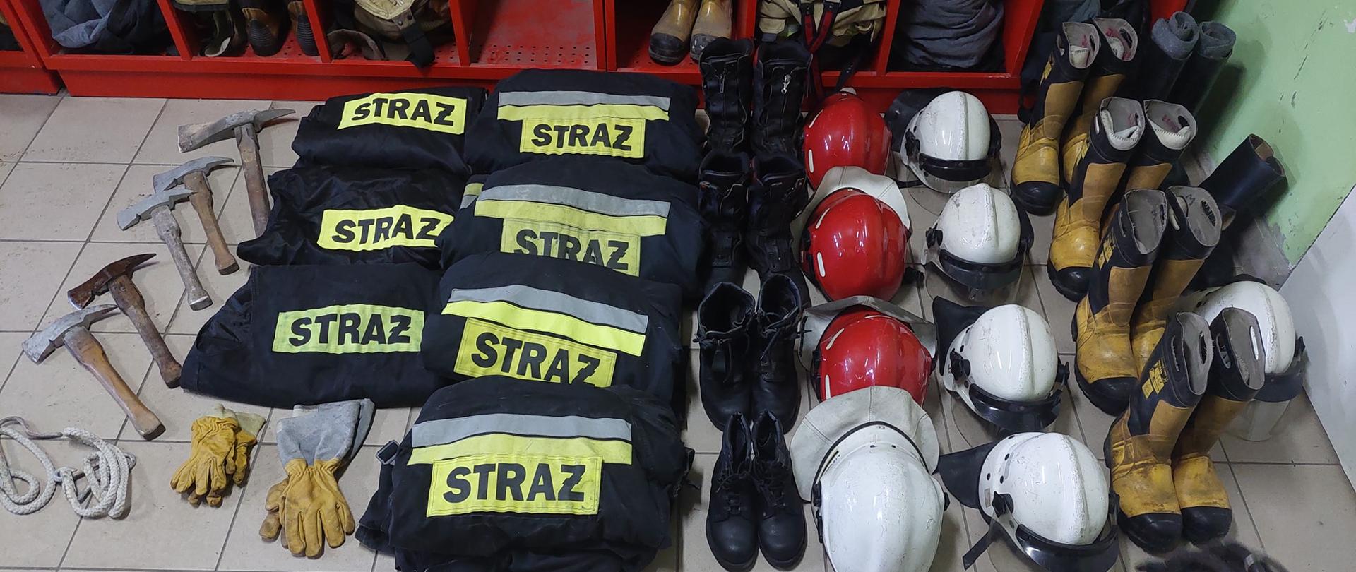 Sprzęt w postaci ciuchów, butów i hełmów straży pożarnej.