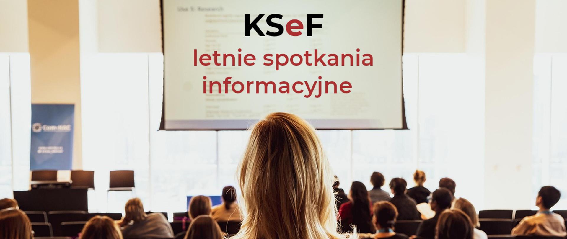Wykład na auli, na ekranie napis: KSeF letnie spotkania informacyjne, źródło Freepik