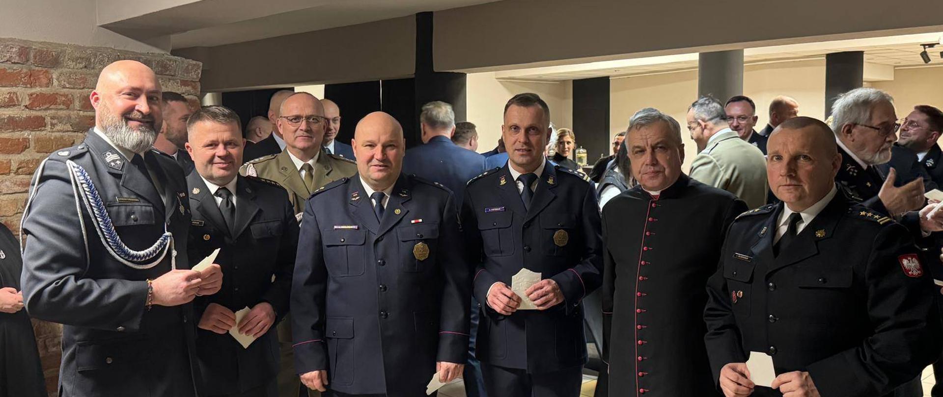  Świąteczne spotkanie służb mundurowych w Braniewie. Na zdjęciu przedstawiciel służb mundurowych oraz kapelan strażaków.