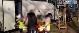 Dzieci stoją obok autokaru kontrolowanego przez lubuską ITD.