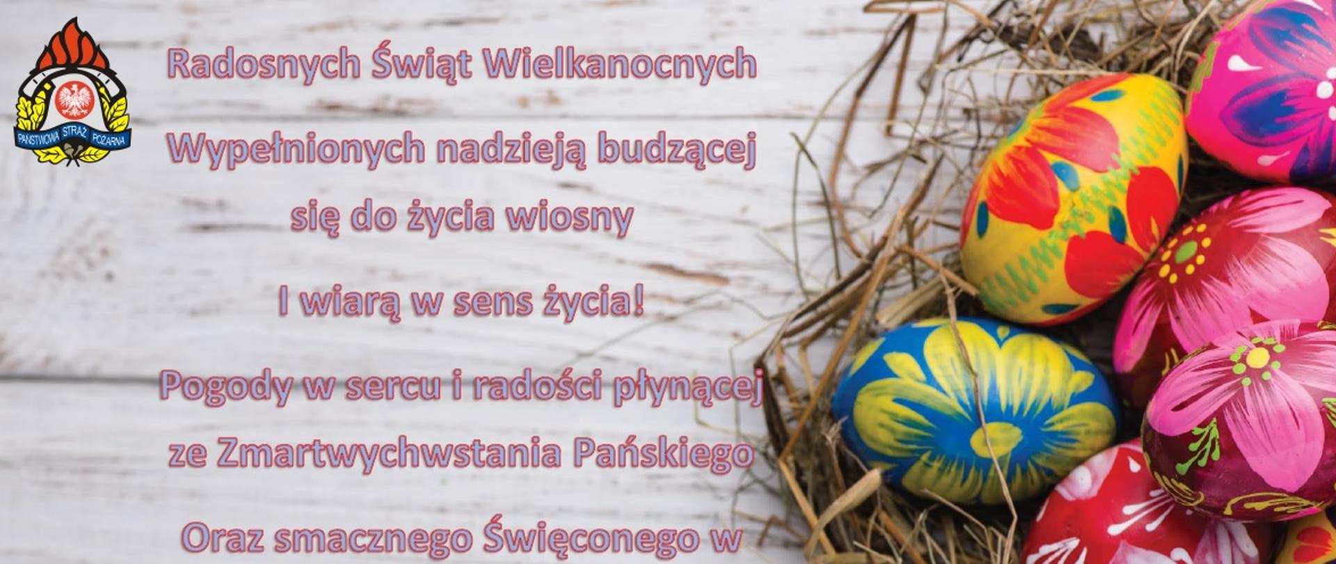 Z prawej pisanki na sianie, na środku kolorowy tekst życzeń, w lewym górnym rogu logo PSP 