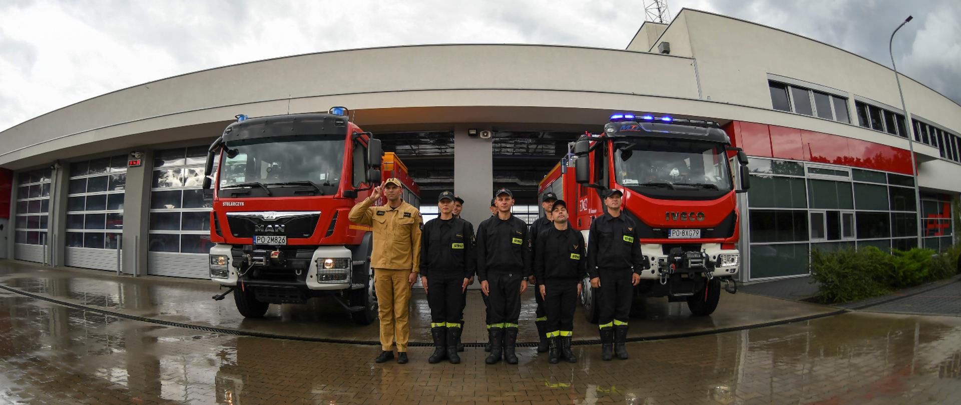 Zmiana służbowa na uroczystej zbiórce.