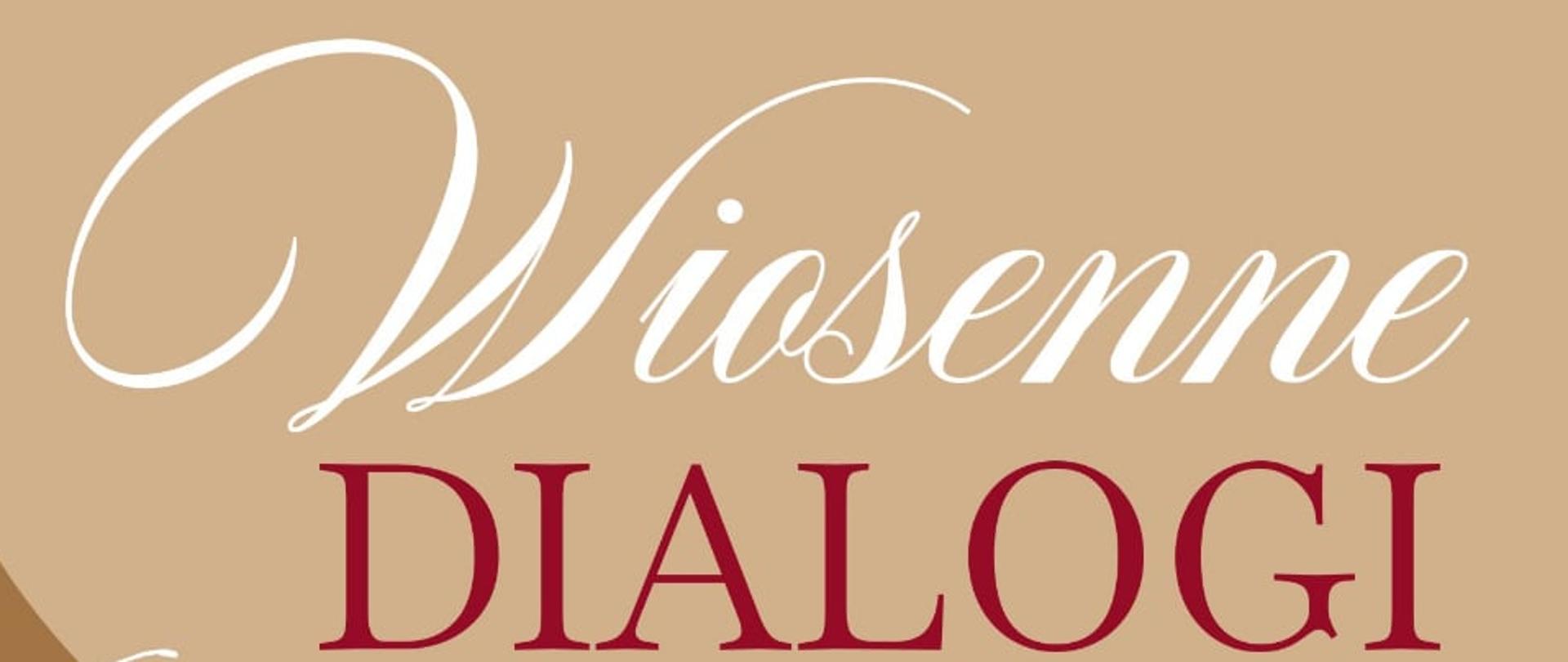 Plakat koncertowy utrzymany w eleganckiej, ciepłej kolorystyce beżu, brązów i kremów, z akcentami bordowymi i białymi. Tło tworzą miękkie, organiczne kształty w odcieniach piaskowego beżu i jasnego brązu. Na górze, po lewej stronie, znajduje się logo Państwowej Szkoły Muzycznej I stopnia im. Zygmunta Noskowskiego w Krzeszowicach.
Centralną część plakatu zajmuje zdjęcie dwóch kobiet siedzących na scenie sali koncertowej z drewnianą podłogą i fortepianem w tle. Po lewej stronie siedzi kobieta w kwiecistej sukience w odcieniach brązu i niebieskiego, w granatowych rajstopach i niebieskich butach. Ma jasne włosy i lekko uśmiechniętą twarz. Po prawej stronie siedzi druga kobieta w ciemnej, granatowej sukni, w okularach, z poważniejszym wyrazem twarzy. Za nimi widoczny jest czarny fortepian koncertowy oraz kotary w ciepłym, brązowym kolorze.
Na plakacie znajdują się dekoracyjne elementy graficzne w postaci białych, delikatnych rysunków liści i motyli, rozmieszczonych wokół postaci oraz w górnej i dolnej części kompozycji.
Tekst plakatu (z zachowaniem oryginalnego zapisu):
Wiosenne
DIALOGI
na skrzypce i fortepian
Magdalena Tokarz
skrzypce
Aleksandra Bista
fortepian
W programie:
W.A. Mozart,
I.J. Paderewski,
B. Bartók,
M. Bravničar
24 marca
18:00
Aula PSM Krzeszowice
ul. Ogrodowa 7
Tytuł „Wiosenne Dialogi” zapisany jest dużą, elegancką czcionką – słowo „Wiosenne” w białym, ozdobnym kroju pisma, natomiast „DIALOGI” w dużych, bordowych literach drukowanych. Pozostałe informacje zapisane są w czytelnych krojach pisma w kolorach białym i bordowym. Całość ma lekki, wiosenny charakter dzięki zastosowaniu jasnych barw i motywów roślinnych oraz motyli.