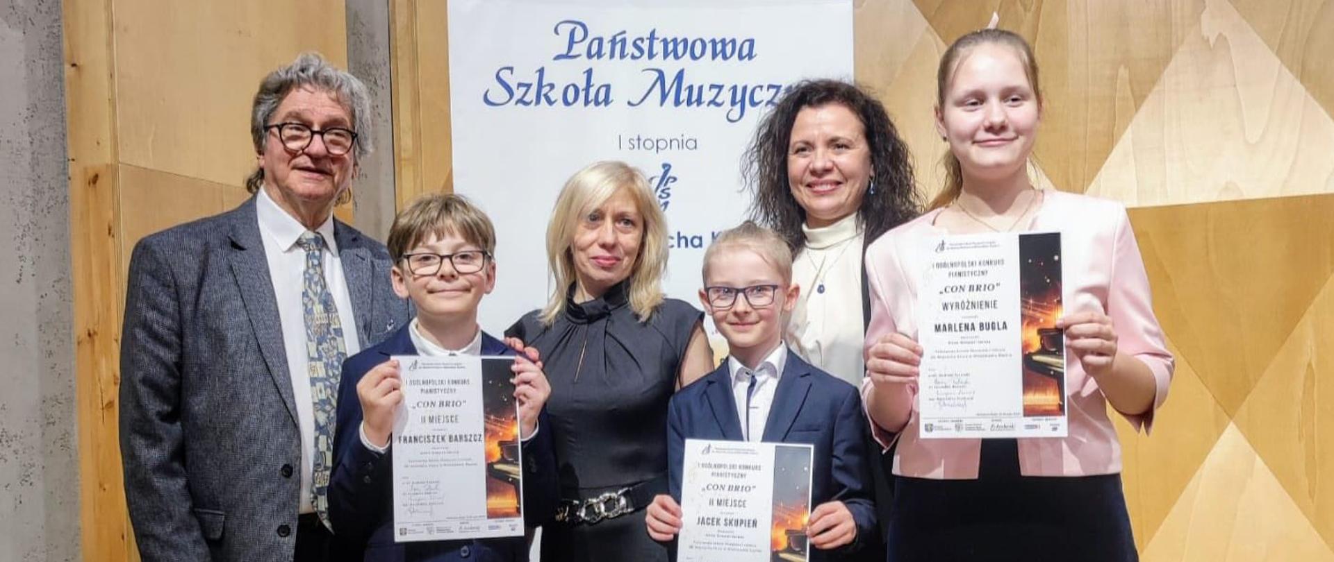 CON BRIO Uczniowie z członkami Jury i organizatorką konkursu