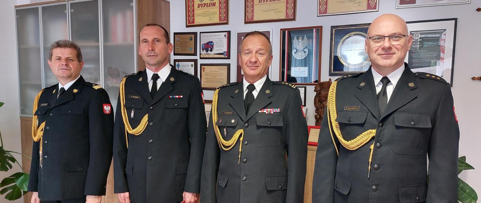 Obraz przedstawia strażaków z KP PSP w Jaworze wraz Dolnośląskim Komendantem Wojewódzkim.