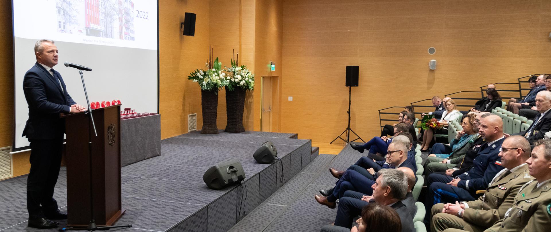 
Tłum ludzi w sali konferencyjnej
