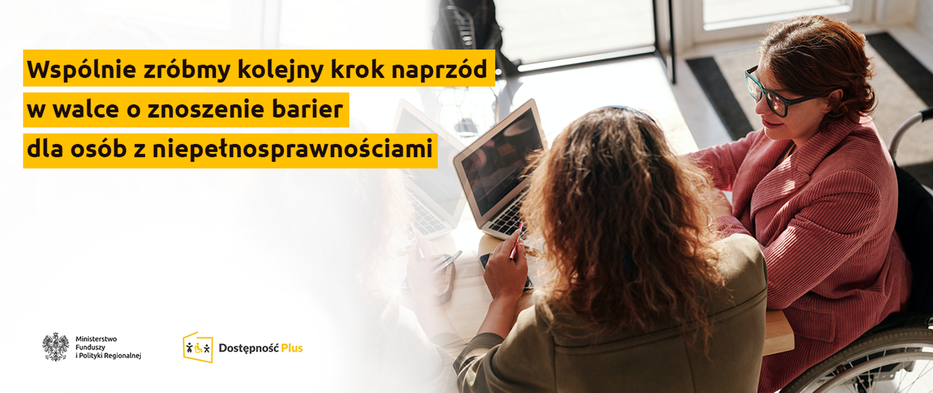 Na grafice napis: Wspólnie zróbmy kolejny krok naprzód w walce o znoszenie barier dla osób z niepełnosprawnościami oraz na zdjęciu dwie kobiety przed laptopem, jedna na wózku inwalidzkim.