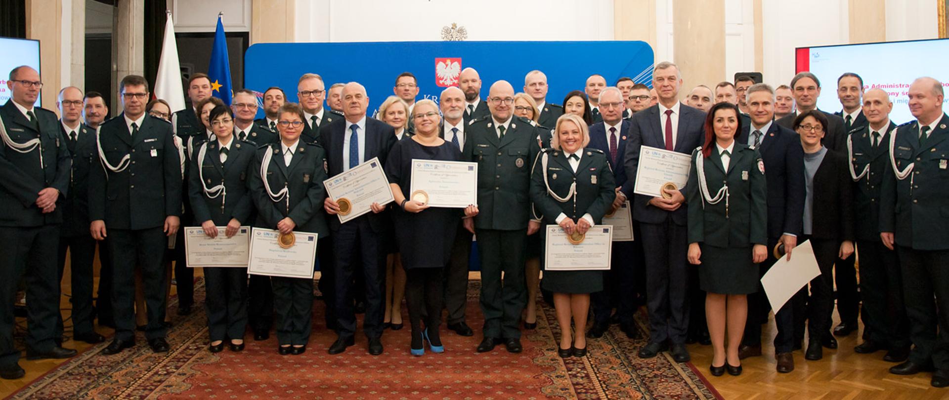 Uczestnicy spotkania pozują do zdjęcia