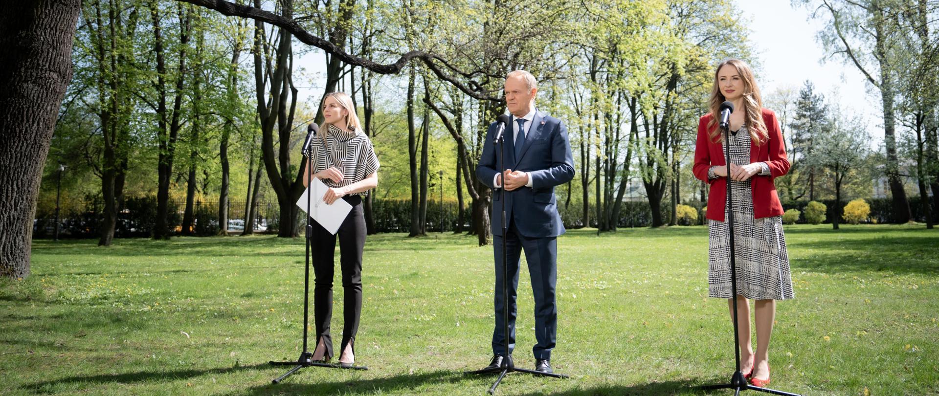 Zdjęcie z konferencji prasowej, z udziałem premiera Tuska, ministry Dziemianowicz-Bąk oraz wiceministry Gajewskiej, w ogrodach KPRM 