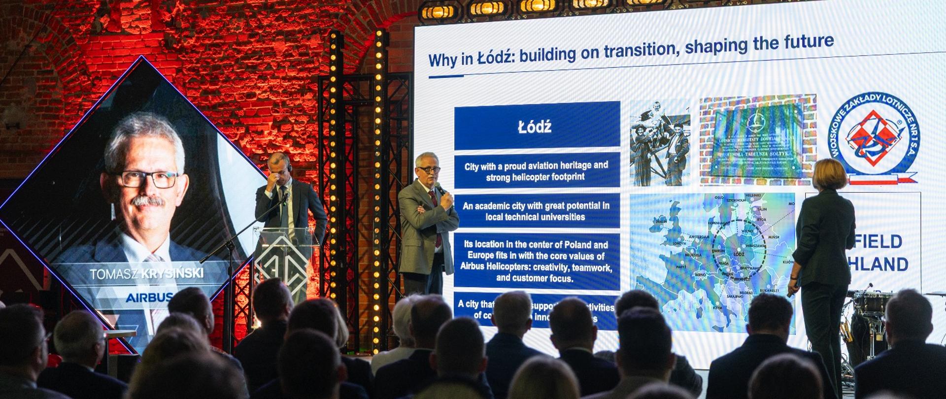 W Łódzkiej Specjalnej Strefie Ekonomicznej odbył się jubileusz dziesięciolecia firmy Airbus Helicopters. Na scenie Tomasz Krysiński - wiceprezes koncernu, podczas prezentacji firmy. 