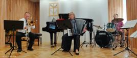 Na zdjęciu występ tria nauczycieli: Andrzej Weinkopf - puzon, Ewa Rudzka-Sługocka - akordeon, Lucjan Krochmany - perkusja