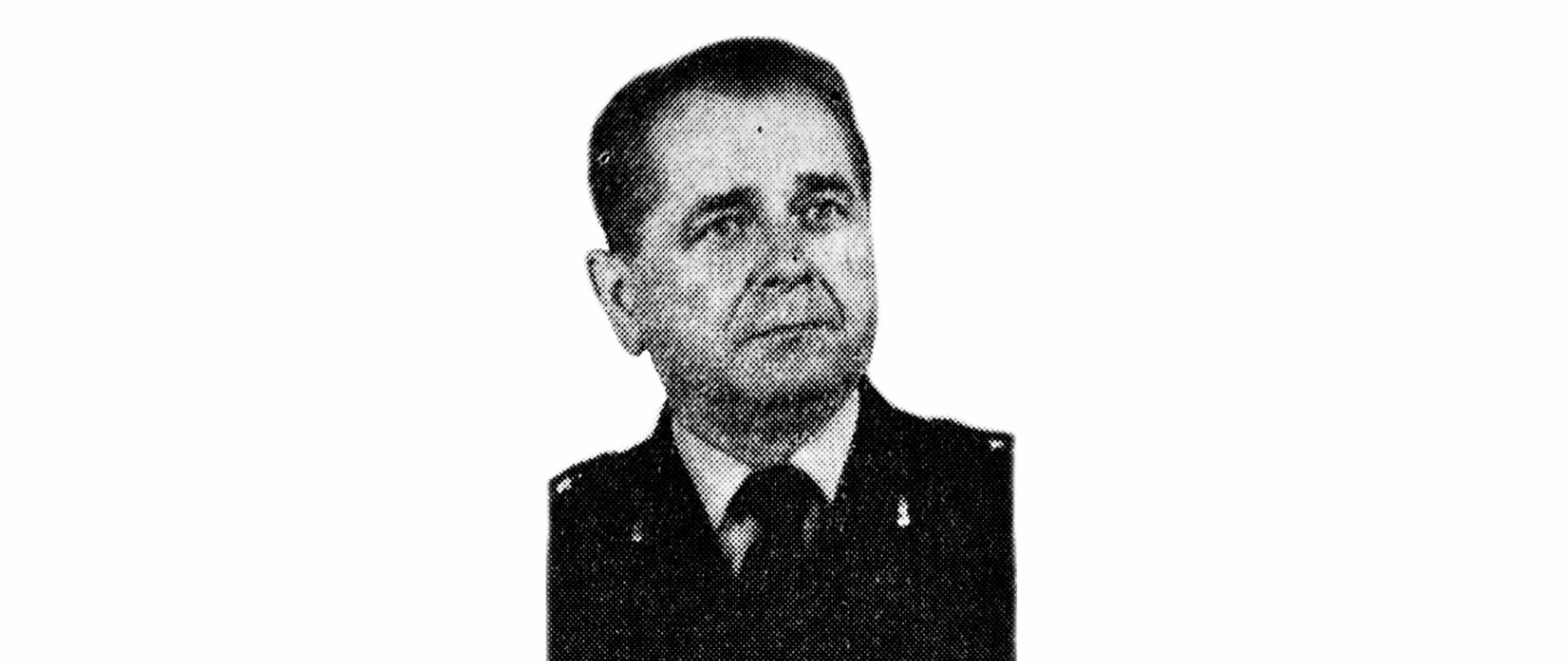 kapitan pożarnictwa Władysław Kęsy w mundurze wyjściowym bez nakrycia głowy. Zdjęcie w odcieniach szarości. Zdjęcie reprodukowane z miniatury w publikacji "100 lat OSP w Ostrzeszowie w służbie społeczeństwa 1879-1976"