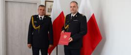Pomorski komendant wojewódzki Państwowej Straży Pożarnej stoi z funkcjonariuszem pełniącym obowiązki komendanta powiatowego Państwowej Straży Pożarnej w Pruszczu Gdańskim.