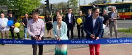 Wiceminister Mrówczyńska stoi między dwoma mężczyznami, wszyscy równocześnie przecinają granatową wstęgę z napisem rondo Grafen.