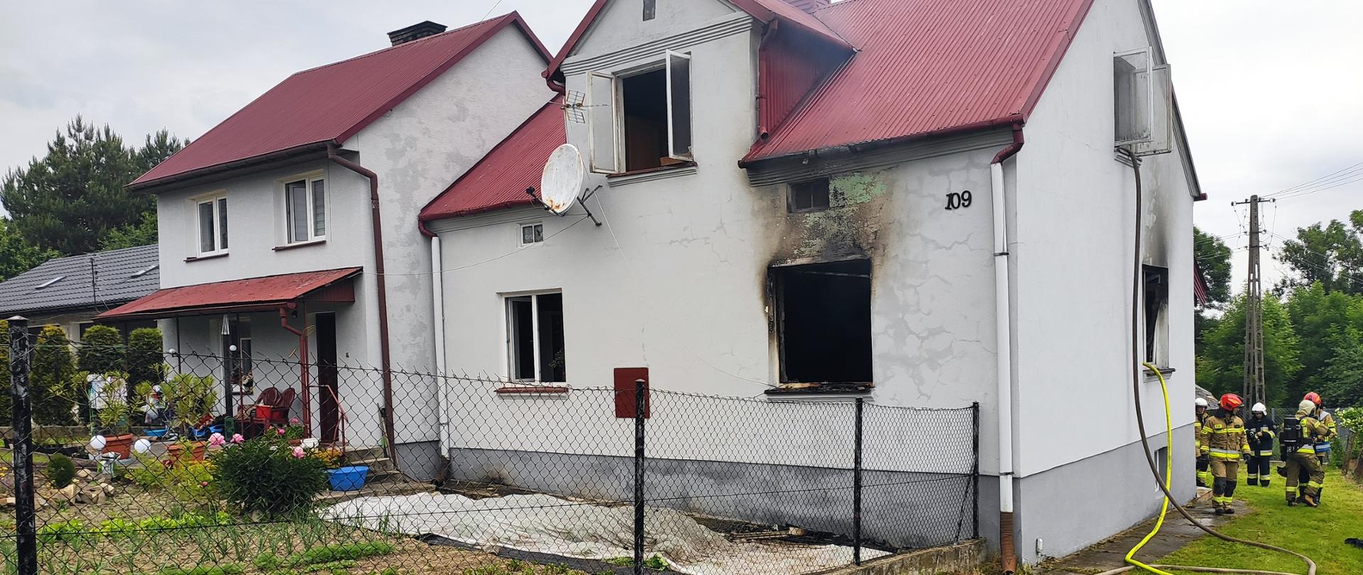Na zdjęciu strażacy z JRG KP PSP Jasło podczas akcji gaszenia budynku mieszkalnego w miejscowości Brzyska