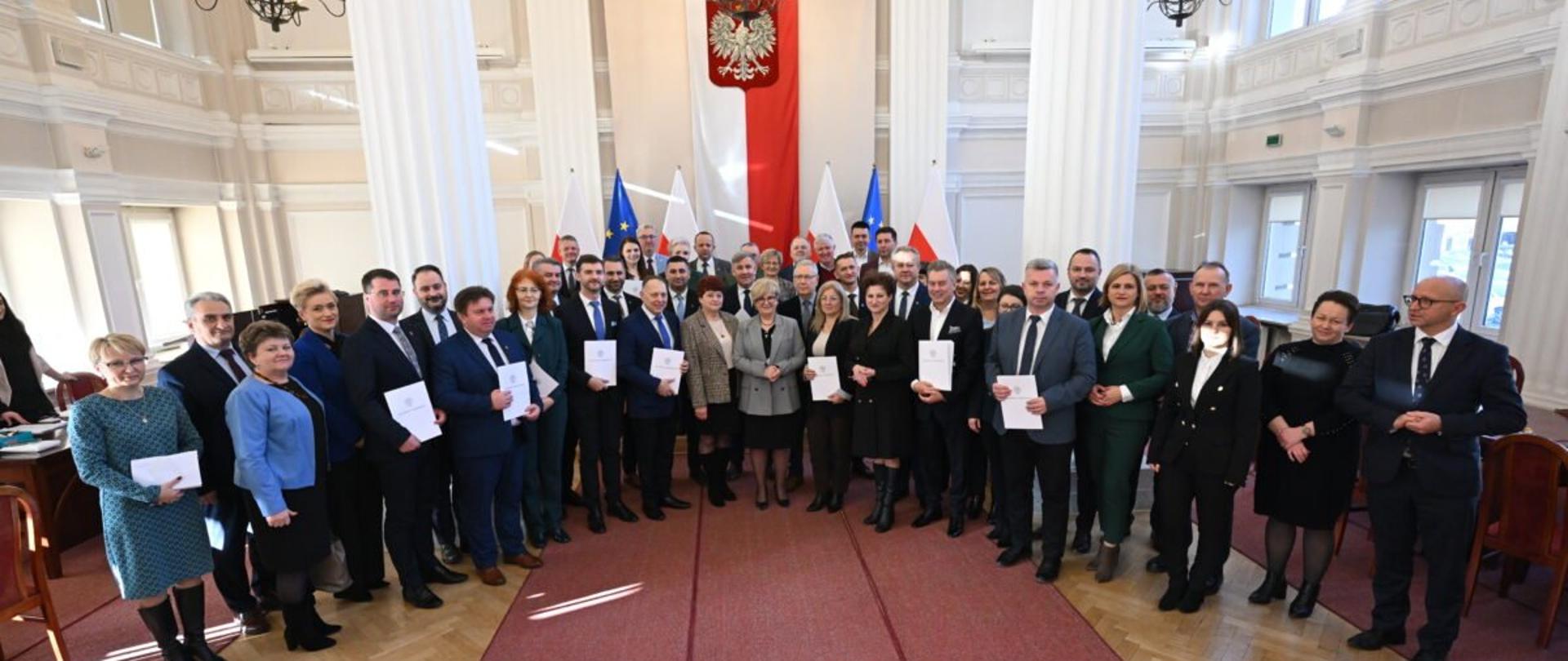 Uczestnicy uroczystości podpisania umów na przewozy autobusowe