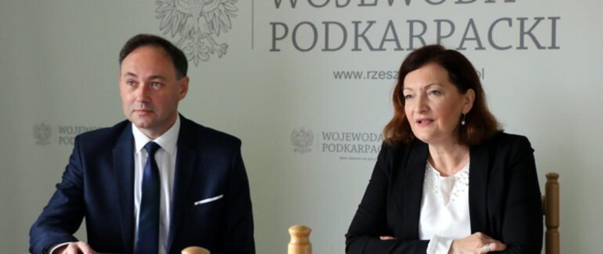 Wojewoda podkarpacki Ewa Leniart i pełnomocnik wojewody ds. rodzin Rafał Czupryk podczas konferencji pn. "Rodzina w Centrum uwagi"
