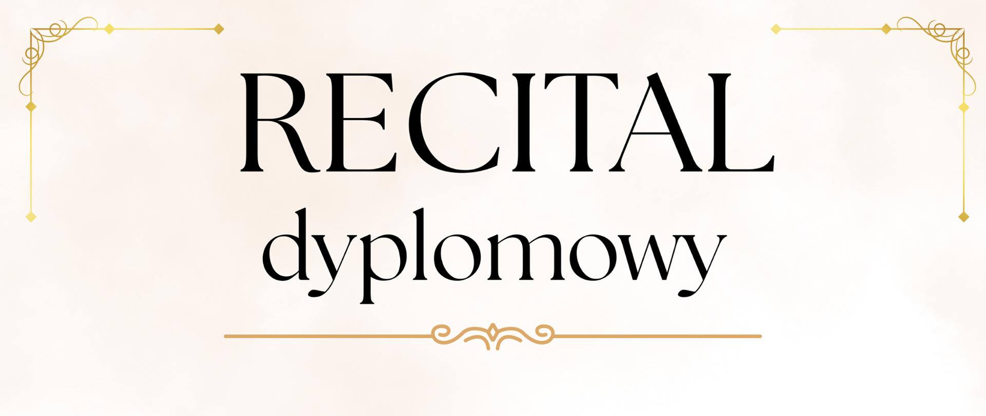 Plakat promujący recital dyplomowy utrzymany w jasnej, kremowej kolorystyce z eleganckimi, złotymi ornamentami w rogach i ozdobnymi liniami oddzielającymi tekst. U góry znajduje się duży, czarny napis „RECITAL dyplomowy”. Po lewej stronie wypisano imię i nazwisko „Martyna Preusner” oraz informację „z klasy fortepianu p. Beaty Danilewskiej”. Poniżej widnieje data „30.05.2026”, godzina „11.00” i miejsce „Sala koncertowa PSM w Opolu”. Prawą stronę plakatu zajmuje fotografia uśmiechniętej dziewczyny o długich, brązowych włosach, noszącej okrągłe okulary i brązową bluzkę bez rękawów.