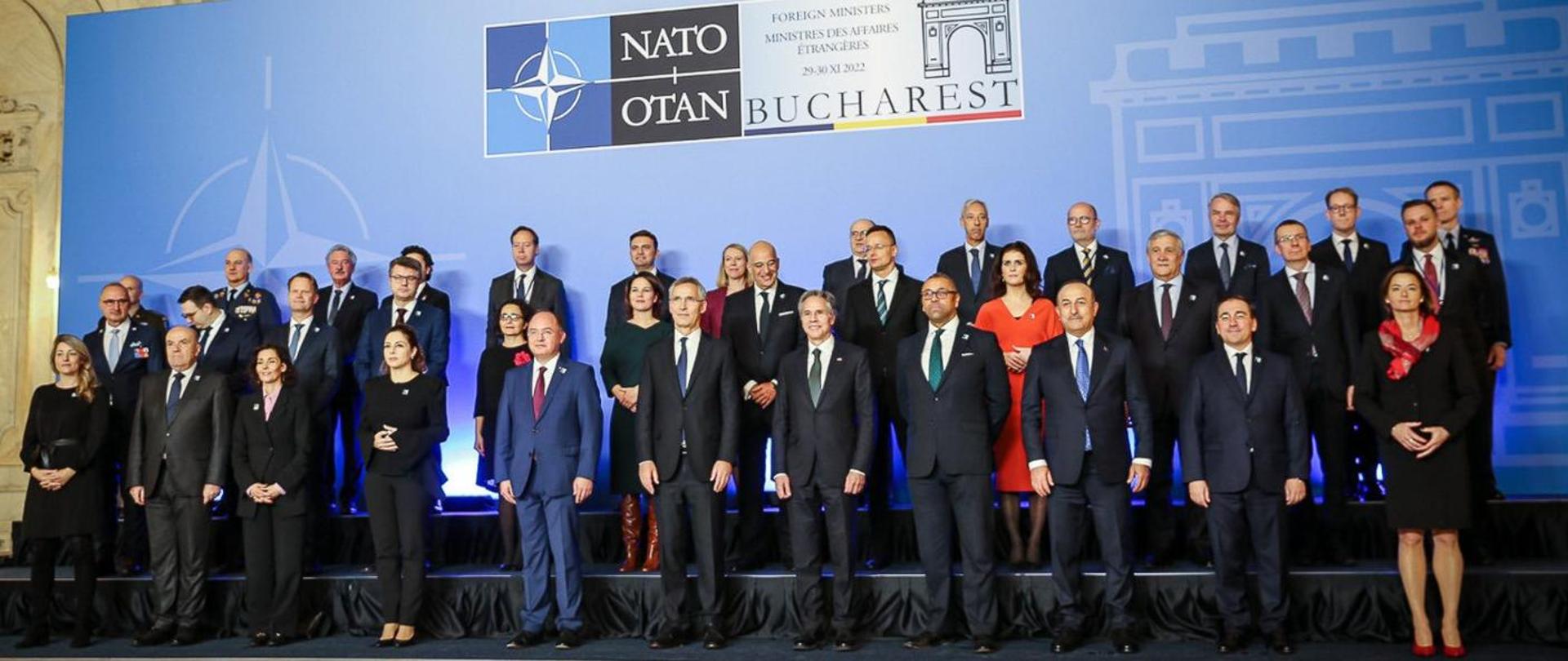 Ministrowie spraw zagranicznych NATO - zdjęcie grupowe