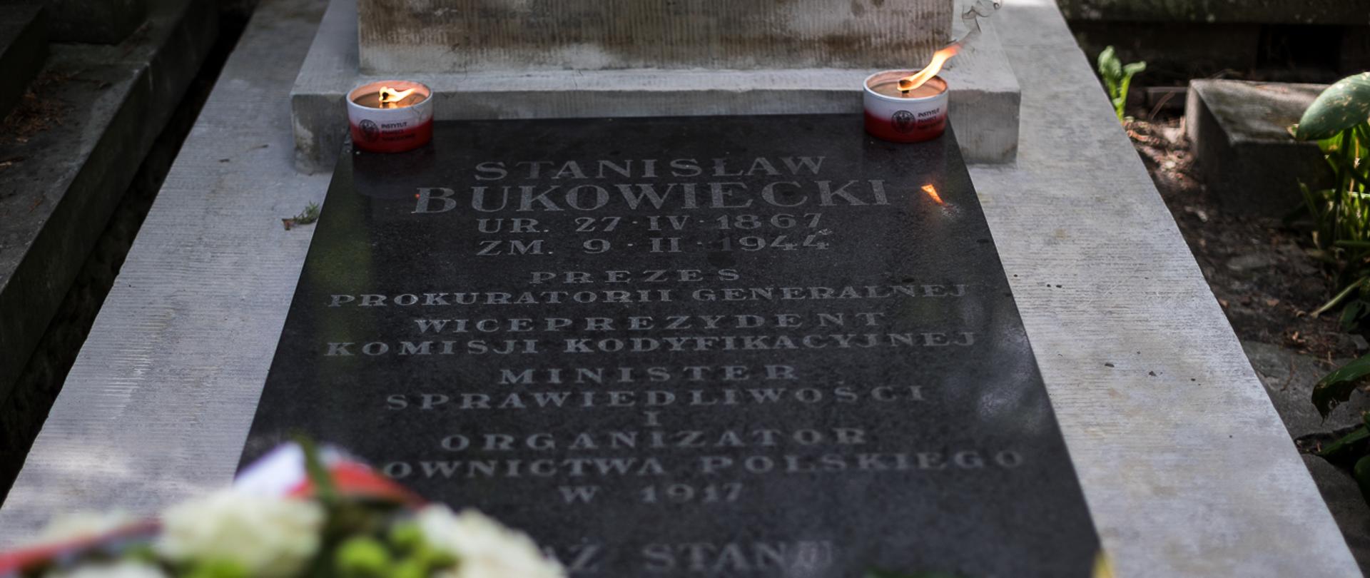 Złożenie kwiatów na nagrobku Stanisława Bukowieckiego 4