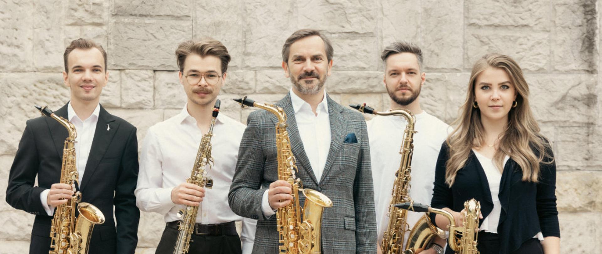 Warsaw Saxophone Ensamble - na zdjęciu pięciu muzyków z saksofonami 