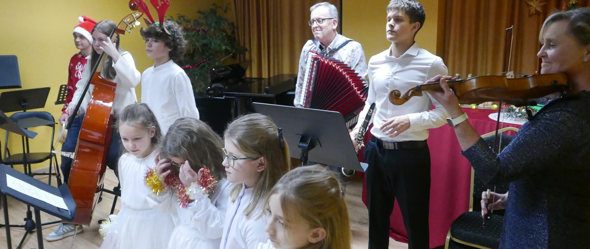 Zespół instrumentalno-wokalny uiczniowie i nauczyciele razem.